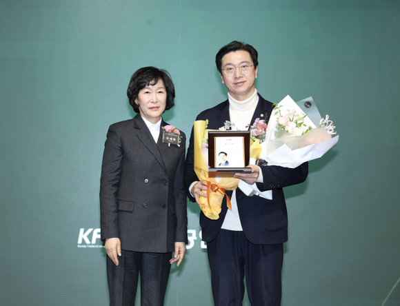 강민국 의원이 소상공인연합회 감사패를 수상하고 있다. ⓒ 의원실