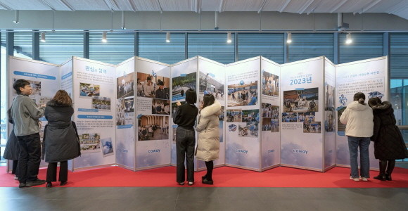 코웨이가 오는 22일까지 코웨이 본사가 위치한 서울시 구로구 지타워에서 2023년 사회공헌 활동을 되돌아보는 ‘빛나는 도전’ 사진전을 개최한다. © 코웨이