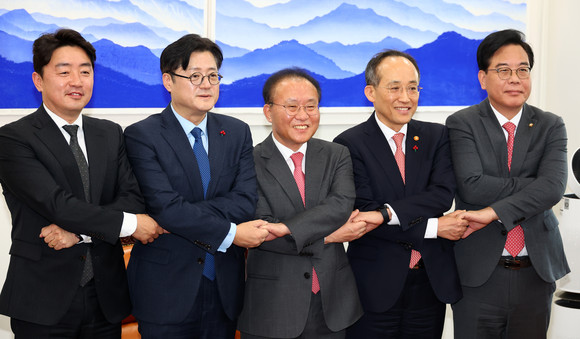 윤재옥 국민의힘 당대표 권한대행과 홍익표 더불어민주당 원내대표 등이 20일 오후 국회 운영위원장실에서 2024년도 예산에 대해 최종 합의한 뒤 기념촬영을 하고 있다. 왼쪽부터 강훈식 더불어민주당 예결위간사, 홍익표 원내대표, 윤재옥 당대표 권한대행, 추경호 경제부총리, 송언석 국민의힘 예결위 간사. ⓒ 연합뉴스