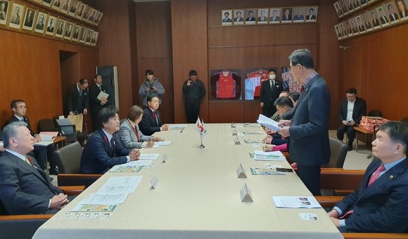 20일 일본 구마모토현 의회를 방문해 우호 협력 관계를 재확인하고 두 지역의 교류 확대 방안을 논의하고 있다. ⓒ 의회사무국