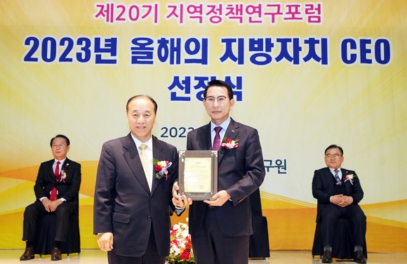 왼쪽 김충환 한국공공자치연구원 이사장, 오른쪽 이완섭 서산시장.ⓒ 서산시
