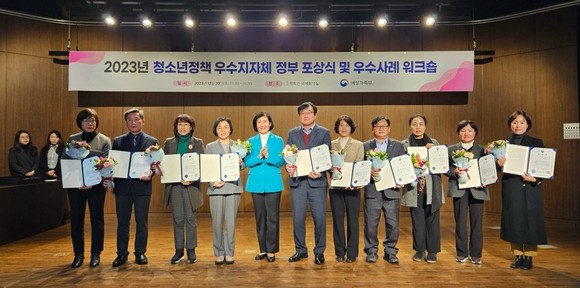 왼쪽에서 여섯번째 양완식 세종시 보건복지국장. ⓒ 세종시