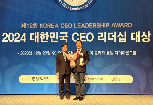 사천시시설관리공단 한재천 이사장 제12회 대한민국 CEO 리더십 대상을 수상하고 있다. ⓒ 사천시