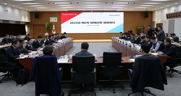 김태흠 지사가 21일 도청 대회의실에서 경제 유관기관·단체, 기업인, 전문가 등과 '제2차 경제상황점검회의'를 개최하고 있다. ⓒ 충남도