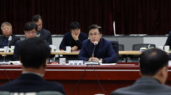 김태흠 지사가 21일 도청 대회의실에서 경제 유관기관·단체, 기업인, 전문가 등과 '제2차 경제상황점검회의'를 주재하고 있다. ⓒ 충남도