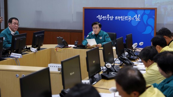 김태흠 지사주재로 21일 대설·한파 대처 관계기관 점검회의를 긴급 개최하고 분야별 대책 추진 상황을 점검하고 있다. ⓒ 충남도