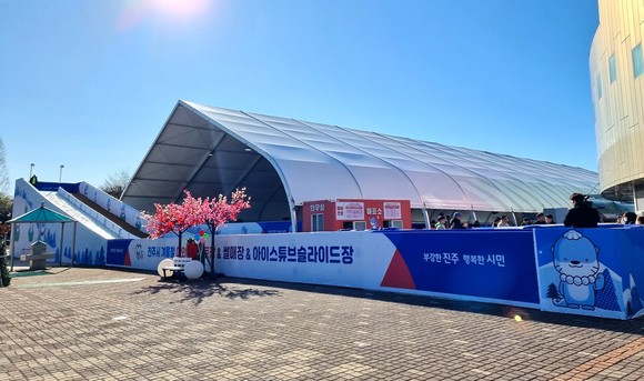 오전 10시부터 오후 8시까지 운영하는 야외스케이트장. ⓒ 진주시
