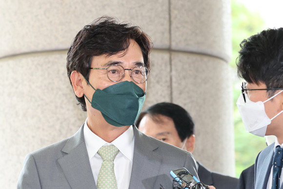 한동훈 법무부 장관의 명예를 훼손한 혐의로 재판에 넘겨진 유시민 전 노무현재단 이사장이 지난 9일 오후 서울 마포구 서울서부지법에서 열린 선고 공판을 마치고 나와 취재진의 질문에 답하고 있다. ⓒ 연합뉴스