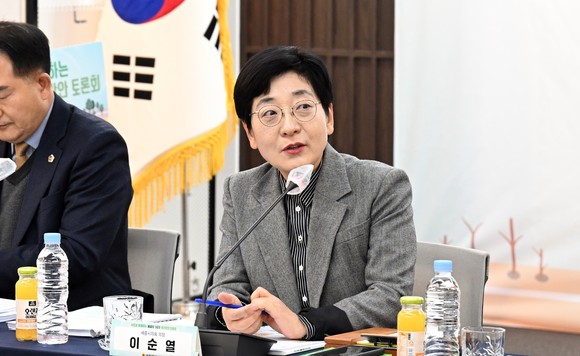 좌장을 맡은 이순열 의장은 지난 21일 대회의실에서 '시민과 함께하는 세종시 가로수 관리 방안 토론회'를 개최했다. ⓒ 의회사무국