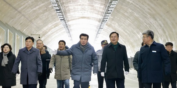 김동일 시장은 22일 대천동 봉재터널 앞에서 대천-죽정동 간 도로준공 개통행사를개최 후 터널을 둘러보고 있다. ⓒ 보령시