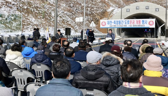 22일 대천동 봉재터널 앞에서 대천-죽정동 간 도로준공 개통행사에서 김동일 시장이 축사를 하고 있다. ⓒ 보령시