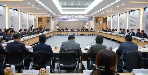 22일 서산시청 대회의실에서 이완섭 서산시장이 2024년도 주요 업무계획 보고회를 개최하고 있다. ⓒ 서산시