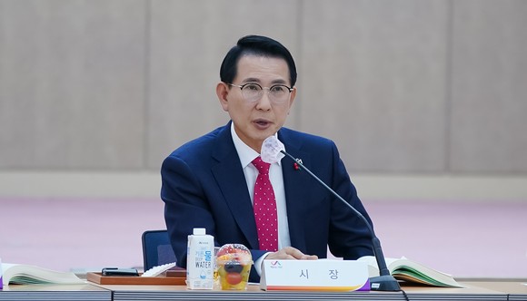 22일 서산시청 대회의실에서 이완섭 서산시장이 2024년도 주요 업무계획 보고회를 주재하는 모습. ⓒ 서산시