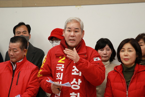 최상화 국회의원 예비후보가 남해군청에서 출마 기자회견을 열고 준비된 일꾼 지지를 호소하고 있다. ⓒ 프라임경제
