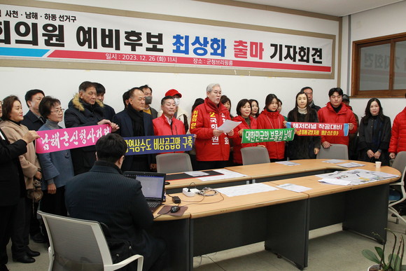 최상화 국회의원 예비후보가 남해군에서 숙원사업 해결 방안에 대해 설명하고 있다. ⓒ 프라임경제