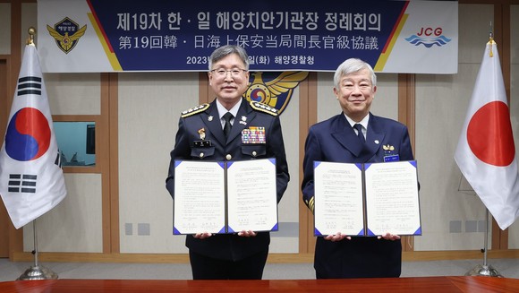 26일 인천 송도 청사 중회의실에서 일본 해상보안청과 제19차 해양치안기관장 정례회의에서 양국 해양 안전 및 협력에 관한 협약을 체결 후 기념촬영을 하고 있다. ⓒ 해양경찰청