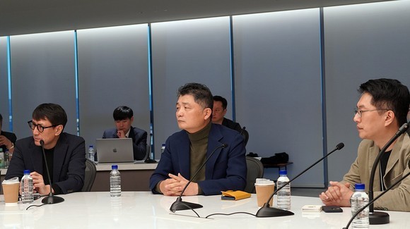 카카오는 지난달 20일 오전 김범수 경영쇄신위원장을 포함해 주요 공동체 CEO 등 20여명이 참석한 가운데 카카오판교아지트에서 4차 공동체 경영회의를 열었다. ⓒ 카카오