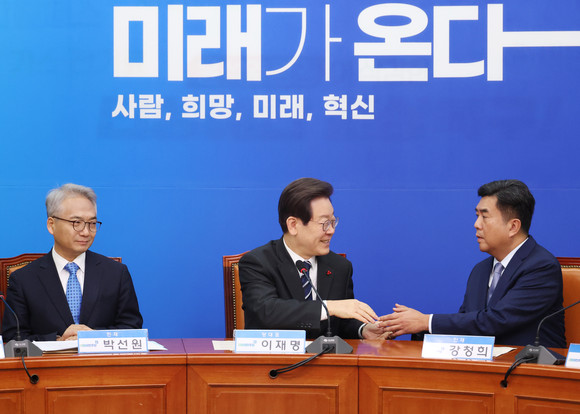 이재명 더불어민주당 대표가 27일 국회에서 열린 인재환영식에서 박선원 전 국가정보원 제1차장(왼쪽), 강청희 전 대한의사협회 상근부회장과 인사하고 있다. ⓒ 연합뉴스