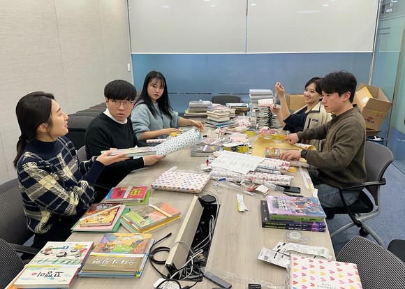 포스코기술투자 직원들이 아동복지시설 아동·청소년에 전달할 새 학년 응원 선물을 직접 포장하고 있다. ⓒ 대한적십자사
