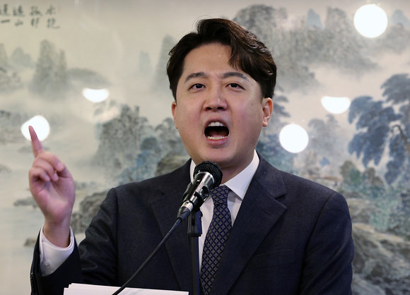 이준석 전 국민의힘 대표가 27일 오후 서울 노원구 한 식당에서 기자회견을 열고 국민의힘 탈당과 향후 정치 행보에 대해 밝히고 있다. ⓒ 연합뉴스 공동취재단