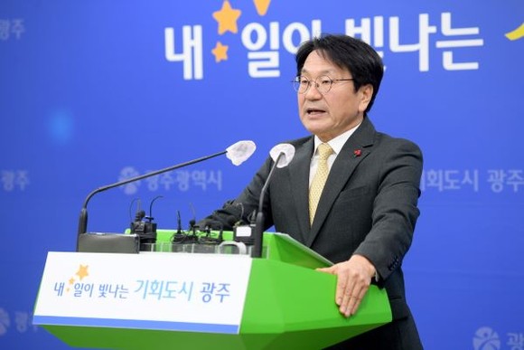 강기정 광주광역시장이 27일 오전 시청 브리핑룸에서 송신년 기자회견을 하고 있다. ⓒ 광주광역시