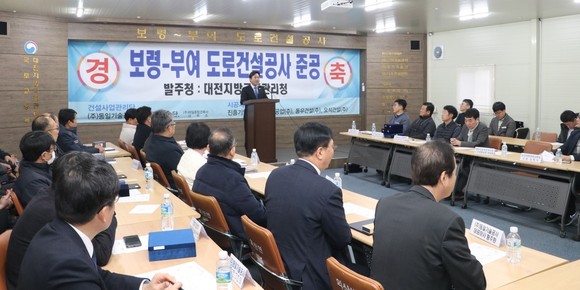 지난 27일 부여군 구룡면 주정리에서 보령시 미산면 도화담리까지 이어지는 14.76km 구간의 4차로가 신설·확장공사 준공식에서 축사를 하고 있는 박정현 부여군수. ⓒ 부여군