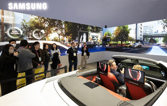 'CES 2023' 삼성전자 전시관에서 관람객들이 '레디 케어' 솔루션을 체험하는 모습. ⓒ 삼성전자
