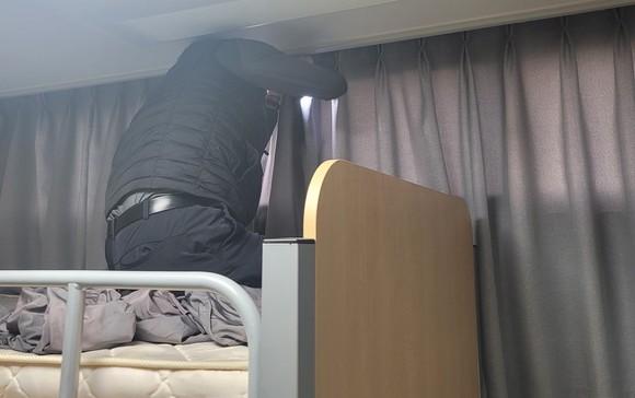 기숙사 침대 빈대 정밀점검 모습. ⓒ 충남교육청