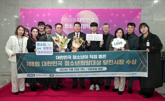 지난 28일 국회의원회관에서 '제8회 대한민국 청소년 희망대상'을 수상 후 단체 기념촬영을 하고 있다. ⓒ 당진시