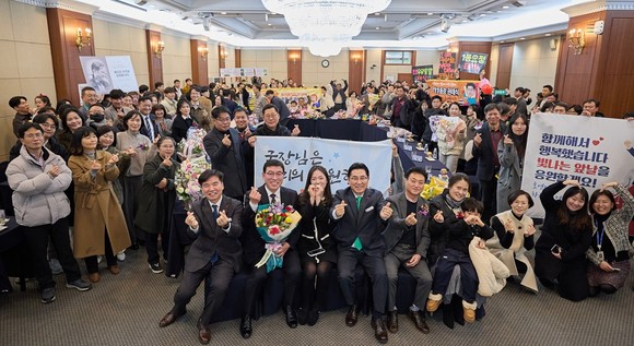 지난 28일 온양제일호텔 크리스탈홀에서 2023년 하반기 퇴직 공무원 퇴임식을 개최 후 단체 기념촬영을 하고 있다. ⓒ 아산시