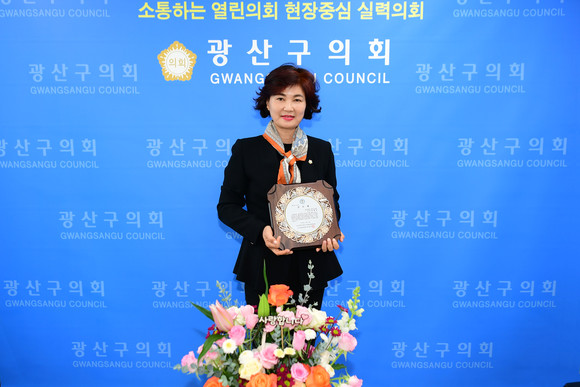 28일 윤혜영 광산구의회 부의장이 지역 방범 활동과 청소년 선도 활동 등에 힘써온 공로로 우산자율방범대로부터 감사패를 수상했다. ⓒ 프라임경제