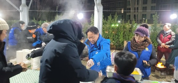 김성진 예비후보가 새해 새벽 어등산 등산로 입구에서 떡국 배식 봉사활동을 벌었다. ⓒ 프라임경제
