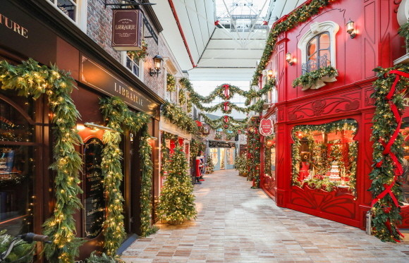 현대백화점이 지난 2023 크리스마스 시즌 더현대 서울 5층 사운즈 포레스트에 전시한 H빌리지. © 현대백화점