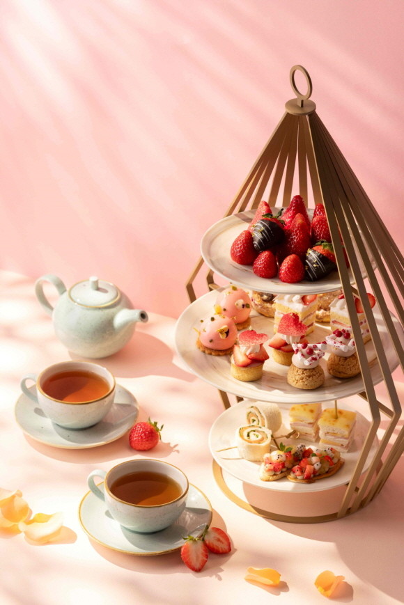더블트리 바이 힐튼 서울 판교가 달콤한 딸기의 시즌을 맞아 호텔 1층 카페에서 '스트로베리 블레싱 애프터눈 티 세트'를 출시한다. © 더블트리 바이 힐튼 서울 판교