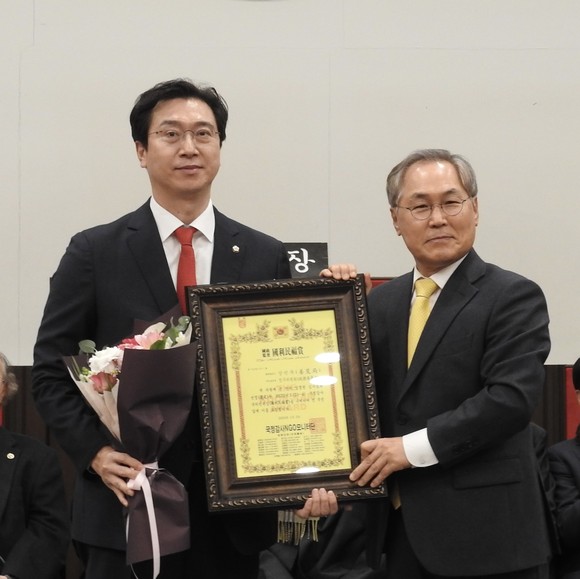 강민국 의원이 2023년 국정감사NGO모니터단으로부터 우수의원을 수상하고 있다. ⓒ 국민의힘 진주·을 강민국 의원실