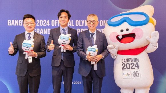 (왼쪽부터) 레이장 알리익스프레스 대표, 임현준 강원 동계청소년올림픽 마케팅팀 팀장, 리온 씨에 알리바바그룹 올림픽 비즈니스 총괄대표. © 알리익스프레스