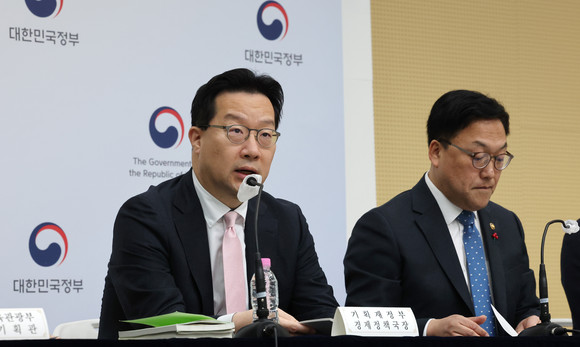 윤인대 기획재정부 경제정책국장이 지난 2일 세종시 정부세종청사에서 '2024년 경제정책방향' 상세브리핑을 하고 있다. ⓒ 연합뉴스