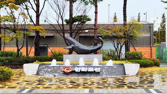 한화오션 돌고래 석상과 분수. = 조택영 기자