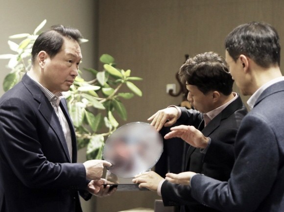 최태원 SK그룹 회장이 지난 4일 SK하이닉스 이천캠퍼스 R&D센터에서 경영진에게 HBM웨이퍼와 패키지에 대한 설명을 듣고 있다. ⓒ SK그룹