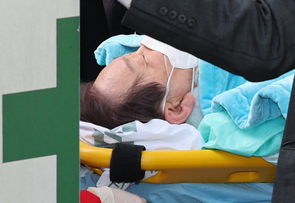 부산 방문 일정 중 흉기에 피습된 이재명 더불어민주당 대표가 지난 2일 서울 종로구 서울대병원으로 이송되고 있다. ⓒ 연합뉴스