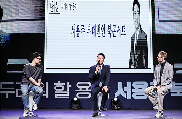 이날 토크콘서트에서는 JTBC 비정상회담으로 알려진 일리야 벨랴코프 수원대 교수와 유튜버 '헬마우스'로 유명한 임경빈 시사평론가가 패널로 참석했다 ⓒ 서용주 부대변인