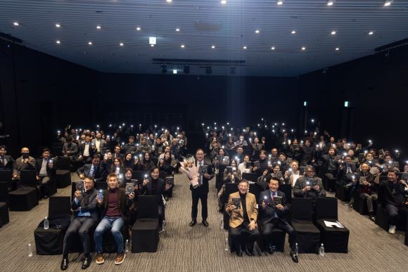김재현 인천대 상임 감사와 북콘서트 출판기념회 참석자들이 기념촬영을 하고 있다. ⓒ 프라임경제