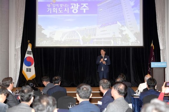 강기정 광주광역시장이 9일 오전 북구 중소벤처기업진흥공단 호남연수원에서 열린 '중소기업융합 광주·전남연합회 100회 조찬세미나'에 참석해 특강을 하고 있다. ⓒ 광주광역시