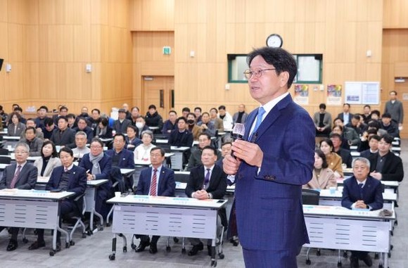 강기정 광주광역시장이 지난 5일 오전 홀리데이인광주호텔에서 열린 '광주경영자총협회 금요조찬포럼'에 참석해 2024년 광주시정 운영방향에 대한 특강을 하고 있다. ⓒ 광주광역시