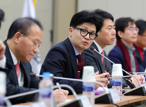 한동훈 국민의힘 비상대책위원장이 11일 오전 부산항국제전시컨벤션센터에서 열린 비상대책위원회에서 발언하고 있다. ⓒ 연합뉴스