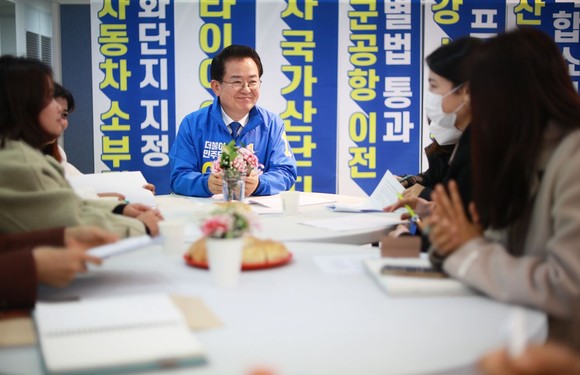 이용빈 의원(광주 광산구갑)은 12일 외국인 이주여성과 간담회를 갖고 비자 발급 문제, 이주자 대상 임금 문제, 문화적 교류에 대해 폭 넓은 의견교환이 이뤄졌다. ⓒ프라임경제