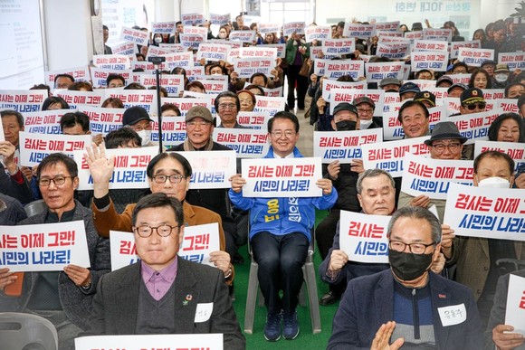13일 더불어민주당 이용빈 광산갑 국회의원 예비후보(현 국회의원) 재선캠프에서 발대식을 개최하고 지지자 모두가 ‘검사는 이제 그만, 시민의 나라로’ 만들어 나가기로 했다. ⓒ프라임경제