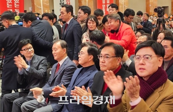 14일 충남 예산에서 열린 충남도당 신년인사회에 참석한 홍문표 충남도당 위원장, 김태흠 충남도지사, 정진석·성일종·이명수 의원과 함께 앉아 박수를 치고 있다. ⓒ 프라임경제