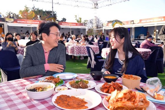 강기정 광주광역시장이 지난해 11월3일 서구 상무시민공원에서 열린 '제30회 광주김치축제 개막식'에 참석해 유명 먹방 유튜버 쯔양과 김치 관련 요리를 주제로 대화를 나누고 있다. ⓒ 광주광역시
