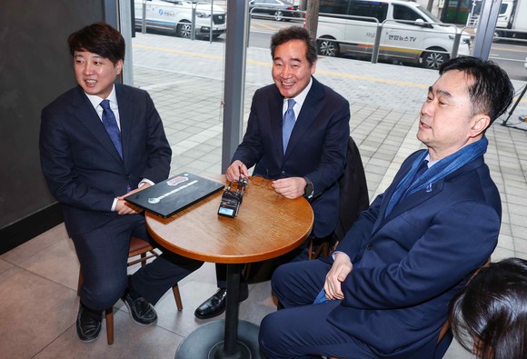 더불어민주당을 탈당한 이낙연 전 대표(가운데)와 국민의힘에서 탈당한 이준석 개혁신당(가칭) 정강정책위원장(왼쪽), 비명(비이재명계)계 탈당 그룹인 '원칙과 상식'의 김종민 의원이 14일 오전 서울 영등포구 여의도 한 카페에서 티타임 회동을 하며 밝게 웃고 있다. ⓒ 연합뉴스